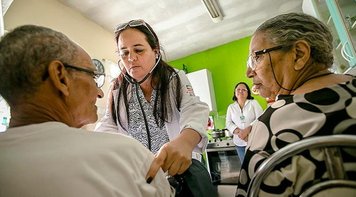 Mais Médicos perderá 8.500 profissionais cubanos após ataques de Bolsonaro