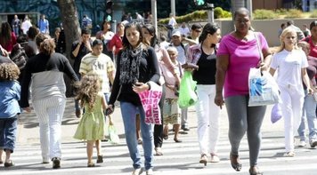 Mesmo sendo maioria, renda das mulheres é 42,7% menor do que a dos homens