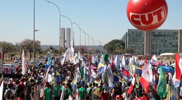 Trabalhadores e estudantes tomam as ruas de Brasília por educação, emprego e aposentadoria