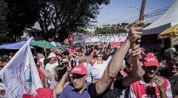 Bom dia, presidente! Acampados em defesa de Lula resistem ao sol e ao frio