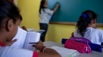 Salário de professor do ensino médio brasileiro é o pior do mundo, segundo OCDE