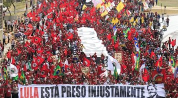 Advogados pedem ao STF que declare suspeição de Moro e liberte Lula