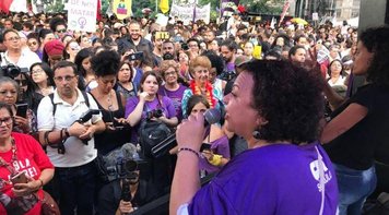 80 mil mulheres marcham contra Previdência de Bolsonaro em SP 
