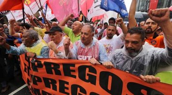 Manifestação contra Bolsonaro ocupa via da Avenida Paulista nesta segunda (3) 