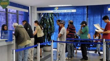 Trabalhadores vão à Justiça para sair da fila do INSS. Em 1 ano, ações subiram 284%
