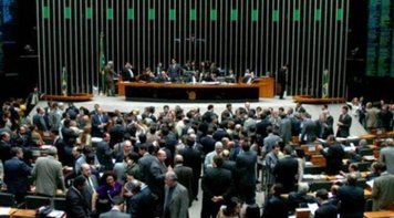 Bancada de oposição tenta desengavetar PL contra trabalho escravo parado na Câmara