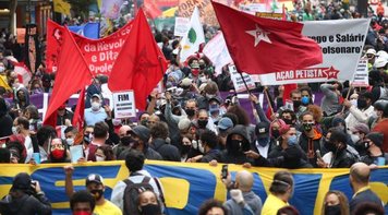 Milhares vão às ruas em SP e Porto Alegre pela democracia e contra o racismo 