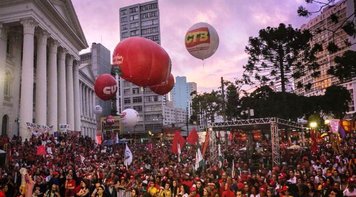 1º de Maio unificado reúne milhares em Curitiba por Lula e eleições livres