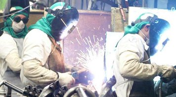 Redução de jornada e salários não resolve o problema, só agrava crise econômica