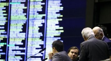 Reforma: Confira as maldades que os deputados aprovaram no 2º turno de votação 