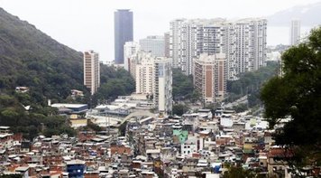 Enquanto a renda dos pobres caiu, a fortuna dos bilionários aumentou em 12%, diz relatório Oxfam  