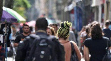 Trabalhadores pretos ganham 40,2% menos do que brancos por hora trabalhada