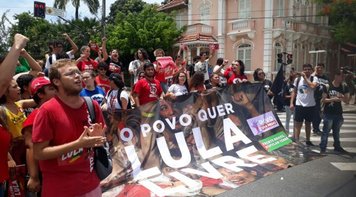 Manifestações em favor do ex-presidente Lula se multiplicam em todo o país
