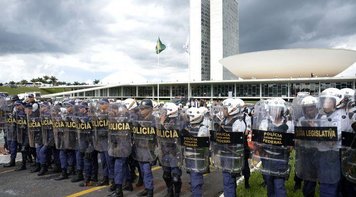 Decreto de segurança de Bolsonaro vai espionar opositores e movimentos sociais