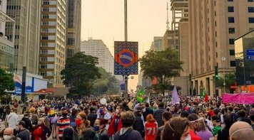 Milhares de pessoas vão às ruas exigir o impeachment de Bolsonaro 