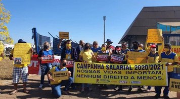 Trabalhadores dos Correios ocupam terminal de cargas do aeroporto de Brasília