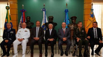 Temer dá a militares controle sobre áreas sensíveis do governo