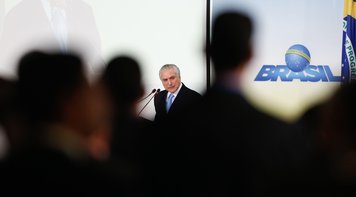 Temer sobrevive escorado no Congresso. Uma leve brisa derruba o governo. Mídia e elite já abandonaram Temer