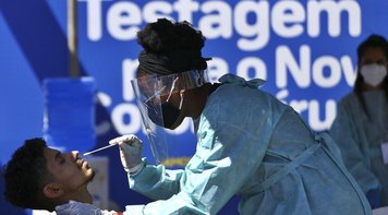 Ômicron acelera média móvel de casos no Brasil, que é a maior desde julho