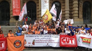 Trabalhadoras das centrais sindicais realizam ato pelo fim da violência contra as mulheres