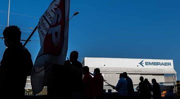 Trabalhadores da Embraer buscam apoio da opinião pública para reverter demissões