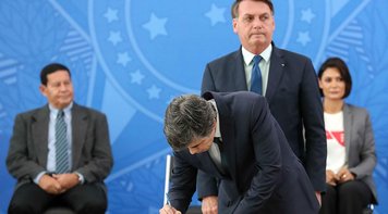 Com sistema de saúde perto de colapso, Bolsonaro insiste em pregar fim da quarentena