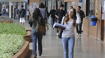Sem verbas, universidades federais demitem terceirizados, cortam bolsas e paralisam obras
