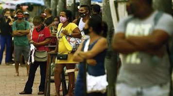 Dez maiores bilionários do mundo ganharam US$ 540 bilhões na pandemia, suficientes para pagar vacinas para todo o planeta