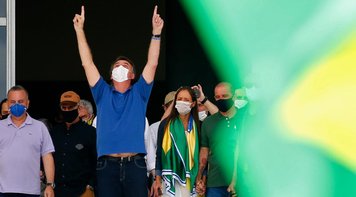 “Tem alguma coisa de podre no reino do Brasil”, diz editorial do Le Monde sobre Bolsonaro