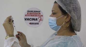 Prepara o braço, separa a carteira de vacinação, documento com foto, coloca a máscara que tem 2ª dose neste sábado (11) 