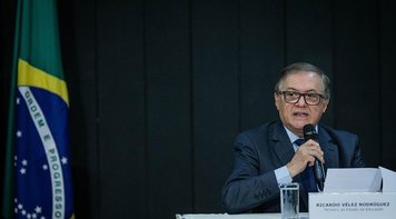 Absurdos na educação mostram que ignorância não tem ideologia, diz colunista da Folha