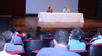 'Não há democracia sem mídia plural', diz professor Venício Lima em palestra no Sindicato de Brasília