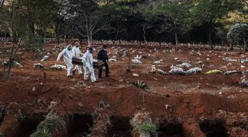 Brasil tem novo recorde com 1.473 mortes e supera Itália. Morre um brasileiro por minuto e Bolsonaro quer liberar praias