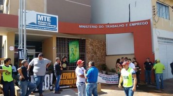 Centrais sindicais ocupam Ministério do Trabalho em Campo Grande (MS)