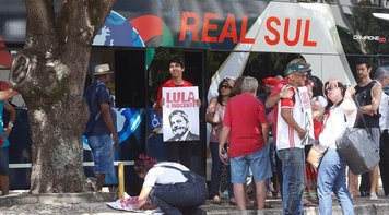Caravana do DF parte em direção a Porto Alegre para julgamento de Lula