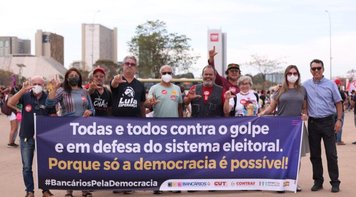 Trabalhadores protestam contra os ataques às urnas e defendem democracia e eleições livres