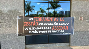 Em ato no BB, Sindicato comemora aniversário do banco, pede valorização dos funcionários e fim da pressão por metas