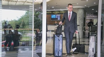 Advogado entrega resumo da defesa ao TRF4: ‘Não há nenhum crime praticado pelo Lula’